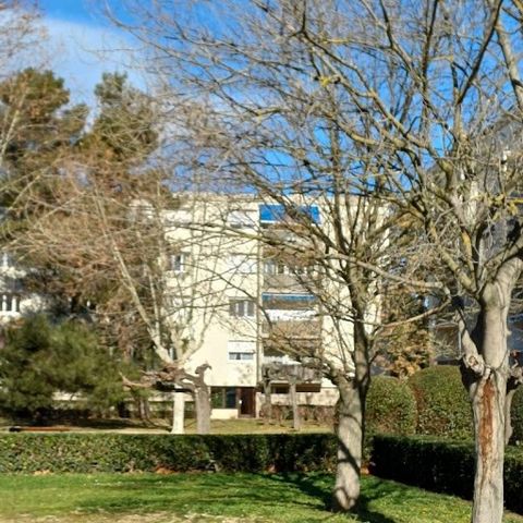 Castelnau - le - lez (34170), proche Montpellier (34000), Soari Rama vous présente en CO-EXCLUSIVITE un grand appartement T4 climatisé de 76.50 au 3ème étage dans une résidence sécurisée, arborée et très bien entretenue . L'appartement se compose, d'...