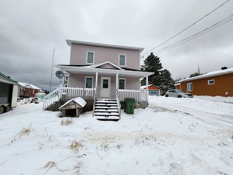 Opportunity! 2 accommodations! Property located in St-Fabien-de-Panet, Ideal to carry out your renovation project! Property to be fitted out to your liking! It's a must-see! Measurements of upcoming parts. At the seller's request, the following condi...