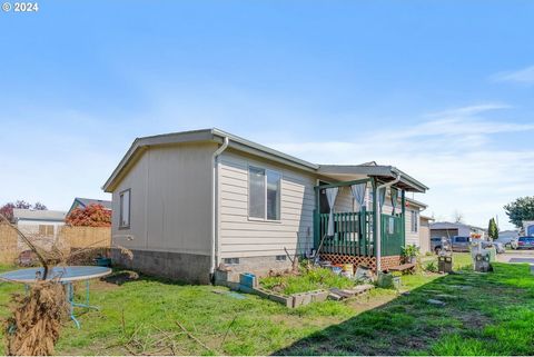Nice, Move-In ready Albany home with 3 bedrooms, 2 bath and over 1,250 sqft. Located in a cul-de-sac on its own land with no HOA. Fresh interior paint, new carpeting and new kitchen cabinet shelving. Enjoy the spacious kitchen with lots of storage an...