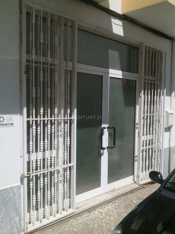 Shop located in the Center of Silves near the secondary school and Jardim Largo da República with 128m2. The store has all its electrical installation derived from a three-phase switchboard, which supports high-power machines. Potential customers of ...