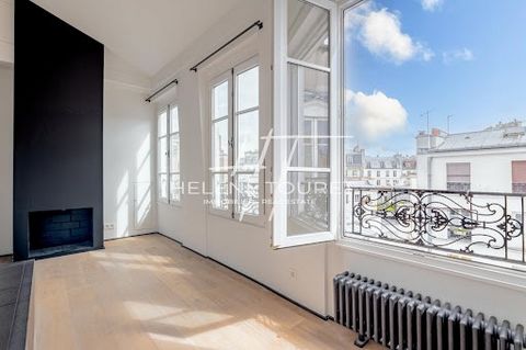Mitt i hjärtat av Le Marais, i en av de livligaste stadsdelarna i huvudstaden, erbjuder vi dig denna charmiga pied-à-terre, belägen på 5:e och översta våningen med hiss, i en byggnad med anor från 1880. Denna studiolägenhet, med högt i tak på över 3,...