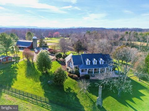 Nestled among the Piedmont's rolling hills, this prestigious property is located in the sought-after Bellevue Farms Equestrian Community, with its 30+ miles of community riding trails, located within the Warrenton Hunt territory. This enchanting retr...