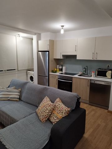 Very bright apartment with views of the bay of Baiona. It has a kitchen, living room, a bathroom and two newly furnished bedrooms, a sofa bed, so you can have a fabulous stay and feel at home. It is very well located, 5 minutes walk from the beach (S...