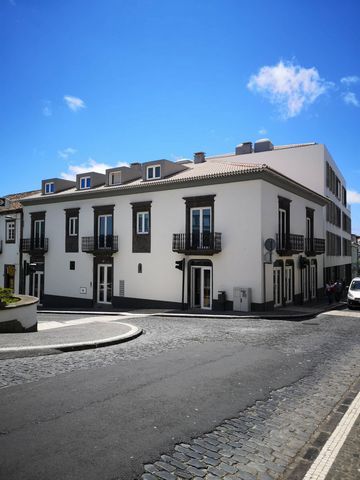 Canto da Taveira Loft é um apartamento novo, inserido em edifício centenário, totalmente recuperado no ano de 2021, de arquitetura tradicional, em pleno centro de Ponta Delgada. O apartamento fica situada num segundo andar com elevador e ar condicion...
