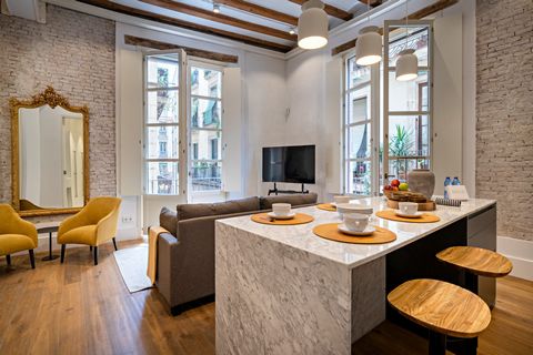 Marlet 2 Apartment is situated in Barcelona's major neighborhood, in the heart of the city, it has 126 square meters, with the possibility for hosting up to 4 guests with 2 double luxurious bedrooms each with an ensuite complete bathroom, and one toi...