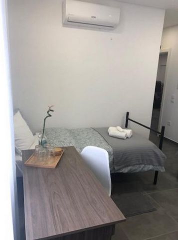 This triple room has air conditioning, a closet and a private bathroom with a shower and a hairdryer. The triple room features tiled floors, heating, a flat-screen TV and a view of a quiet street. This unit provides 3 beds. ---------- Casa Sónia offe...