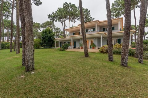 Luxury villa in the Golf condominium of the Aroeira Estate. Villa with 5 bedrooms with a 376 sqm gross area, plus 121 sqm on the lower floor. Inserted in a 1.623 sqm lot, with a swimming pool with 10x5m, and a garden with automatic irrigation and an ...