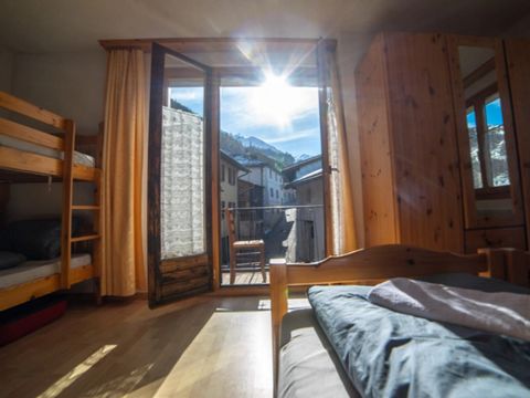 Private and remote co-living in beautiful mountains All of the rooms have private toilets and showers. Each room can be locked. We have a professional, fully equipped kitchen—cooking has never been easier. On the base floor, there is a shared co-work...