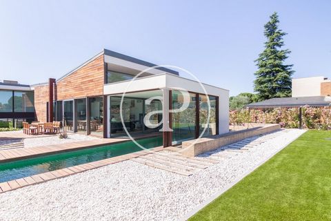 aProperties presents a magnificent home designed by the prestigious architect Manuel de las Casas in Pozuelo de Alarcón. The spacious interiors of 1,000 m² are distributed over three floors, with a unique design that allows the different spaces to fl...