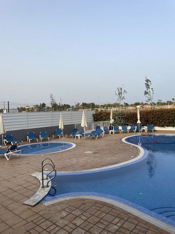 2 piscinas (adultos e crianças) em condomínio privado Estacionamento privativo Ar condicionado WI-FI Próximo de restaurantes, mercado e supermercados Churrasqueira