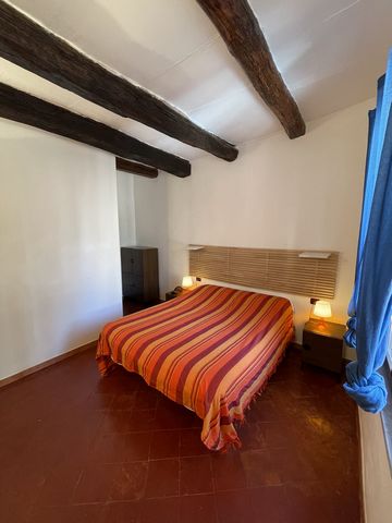 Very central two-room apartment, consisting of bedroom, living room with sofa bed, kitchenette and bathroom. Located on the third floor of a building in the historic center of Salerno, it is rented for holiday or temporary use. Terracotta floor and o...
