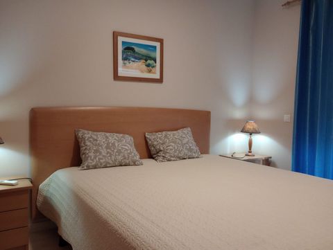 Come and enjoy your vacation in this excellent T1 with swimming pool in Portimão, between the historic center and the stunning Praia da Rocha. Excellent option for home office workers or digital nomads.