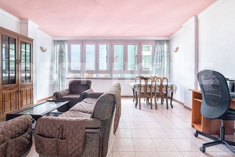 In the heart of the Mesa y LÃ³pez area, a few steps from the Plaza de EspaÃ±a, shops and commercial activities, this spacious and bright apartment is offered for sale, which stands out for its spaciousness and comfort. It is distributed in three gene...