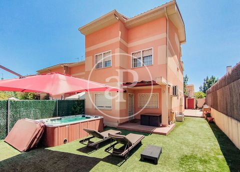 FLAT WITH GARDEN, BARBECUE, TERRACE AND PARKING SPACE AProperties offers for sale corner townhouse of 215 m² built on a large plot to enjoy. The house is distributed in three comfortable floors and has an attic with terrace. Direct access to the gard...