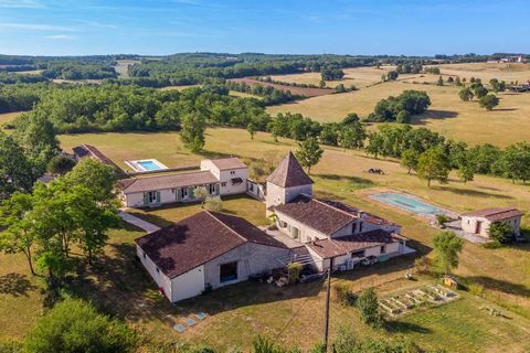 Nichée dans les collines pittoresques du sud-ouest de la France, cette propriété a été entièrement rénovée et offre une vue imprenable sur la campagne du Quercy Blanc. La propriété est entourée d’un terrain de 14 hectares, accessible par une longue a...