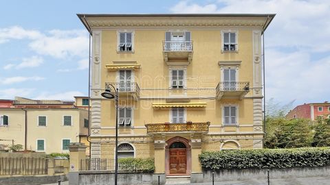 Located on the second floor with elevator of a historic building, this apartment is centrally located and a few steps from the seafront, the beaches, the tourist port of Lerici and all services. The apartment has access into a hallway that leads to t...