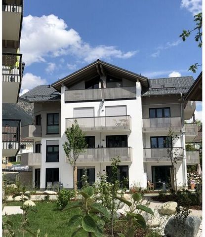 Ático vacacional de nueva construcción de 3 habitaciones y 70 m² en estilo chalet con logia orientada al oeste y vista a Alpspitze y Zugspitze, terminado a principios de 2022.