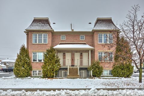 Excellent opportunity for investor! This 2006-built, 100% leased triplex is for sale at 22x gross income. Possibility of purchasing adjoining triplex see listing no 14018699 Triplex income property perfectly located at the corner of Montée Masson. Pe...