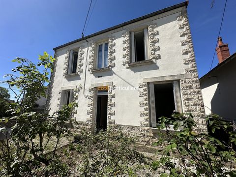 The Côté Particuliers Agency offers for sale, character house of about 90 m2 with garden in Saint-Amand Montrond. This house has kept the charm of the old with certain elements: stone, parquet floors and cement tiles. The property is composed of an e...