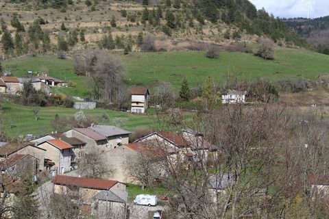 BOYEUX SAINT JEROME - 01640, hameau tranquille, entouré de vignobles. Proche du parc naturel régional du Haut-Jura, à vingt minutes d'Ambérieux-en-Bugey et de Nantua. Village le plus haut perché sur l'itinéraire de 
