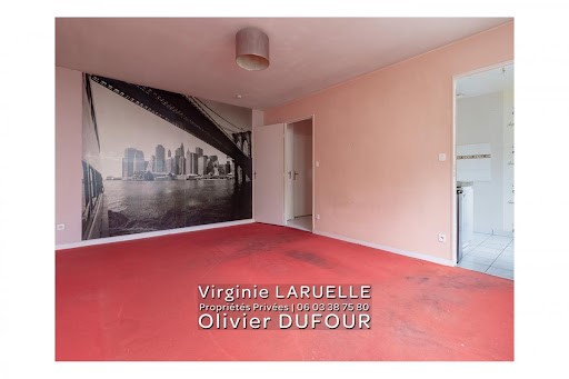 Rouen center left bank, in a well-maintained, secure and quiet residence, this apartment has an entrance with storage, a bright main room with independent kitchen and a shower room with toilet. Double glazed window frames. Individual electric heating...