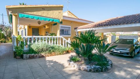 Fabulous detached corner villa on one floor in Urb. El Cerrao (La Pobla de Vallbona). It has 980m2 of plot and 185m2 of housing distributed in: EXTERIOR: Covered garage with capacity for two cars, garden, stamped concrete area, private pool, closed p...