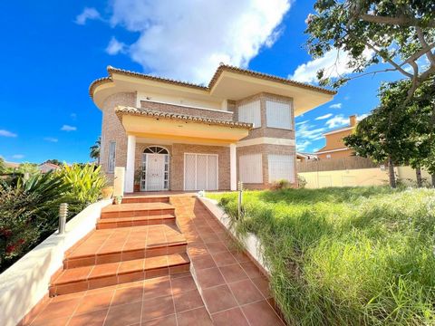 Spectacular villa with entrance from two streets, 1.225m2 of plot and 311m2 built distributed over 3 floors: EXTERIOR: garden area, private pool, GROUND FLOOR: guest toilet, large kitchen with pantry and access to the outdoor terrace and a large doub...