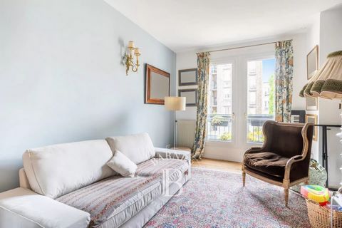 In the Notre-Dame district, Boulevard de la Reine, 5 minutes from Rive Droite station, on the second floor of a magnificent condominium with a lift, this fully renovated 83m² (893 sq ft) apartment will delight with its space and layout: a fitted and ...