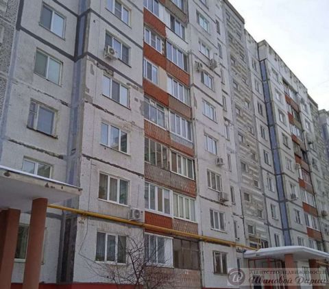 Продается двухкомнатная квартира в развитом районе города Новокуйбышевска 39-й квартал, ул. Бочарикова. Квартира теплая, светлая, уютная с отличной планировкой: окна выходят на разные стороны зал и кухня - во двор спальня -на другую сторону дома - в ...