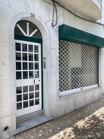 We present a versatile space, located on a busy street in Beja, with great potential for both commercial and residential use. With two floors, ground floor and basement, this space is currently intended for commerce, but can easily be converted into ...