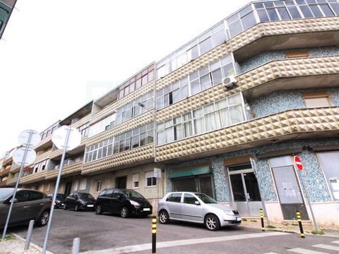 Apartment, 2 bedrooms located next to the Amadora train station. Location served by an excellent public transport network, varied services, shops, schools, hypermarkets and with quick access to Lisbon. It benefits from two solar fronts. The flat has ...