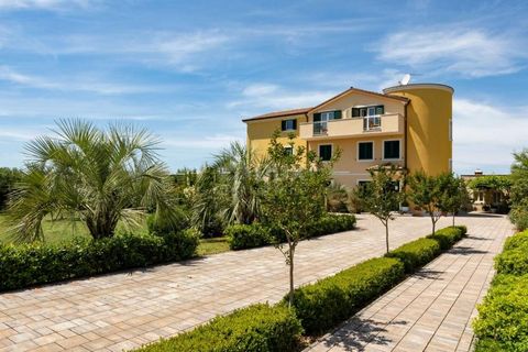 Location: Istarska županija, Rovinj, Rovinjsko Selo. ISTRA ROVINJ Hotel with a view of the sea Located only 5 minutes from the center of Rovinj and 3 minutes from beautiful beaches, we found this high-quality family hotel with a total of 750m2 of liv...