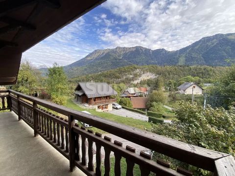 Ref 68101BR: Let yourself be charmed by this large house and its unobstructed view of the surrounding mountains! Located in the town of Faverges-Seythenex, at the foot of the Bauges massif and a few minutes from Lake Annecy, this bright and well-expo...