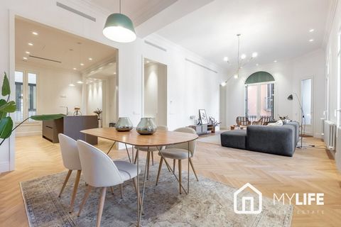 MYLIFE Real Estate presenterar denna fantastiska helt nya, helrenoverade fastighet till salu belägen i ett av de bästa områdena i staden, Gòtic, på Ramblan i Barcelona. egendomsbeskrivning Huset ligger på första våningen i en totalrenoverad byggnad m...