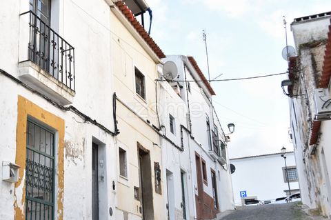 Property ID: ZMPT566211 House at Rua da Costanilha, 1º 8A, in Campo Maior, seems to be a great choice for those looking for a comfortable residence. With marble stairs leading to the distribution hallway, this apartment offers a feeling of spaciousne...
