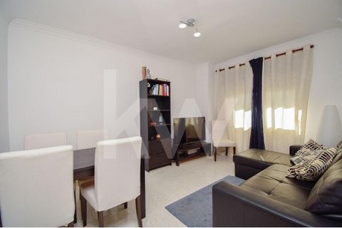 1 bedroom apartment on Avenida do Brasil - São Marcos The apartment has plenty of sun and natural light and is in excellent condition. Composed by: Large entrance hall with wardrobe Pantry Living room Fully equipped kitchen Bedroom with wardrobe Bath...