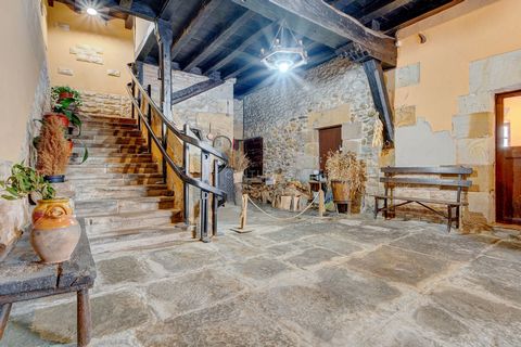 Spectacular stone and wood house, from 1900, in a unique place. It consists of 7 bedrooms, 4 bathrooms, two kitchens, terrace with views of an incredible landscape. Business opportunity underway. Property with many alternatives, There is the possibil...