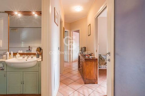 RIMINI-VISERBA Vi erbjuder till salu en vacker lägenhet på bottenvåningen belägen i ett lugnt bostadsområde, bara några minuter från Rimini. Fastigheten består av en hall, ett ljust vardagsrum med matkök utrustat med bekväma balkonger, en hall på kvä...