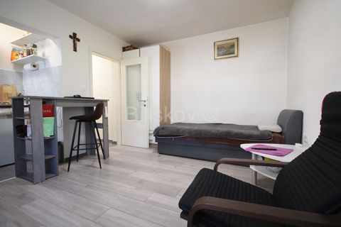 Split, Bol, we are selling a 21.44m2 studio apartment on the high ground floor of a residential building, facing east. It consists of a kitchenette, a room, a bathroom and a corridor, and the apartment also has a storage room. It was completely renov...