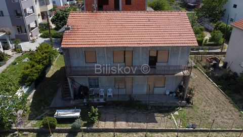 Kaštel Lukšić, detached house of approx. 200 m2, on two floors, on a plot of 376 m2. Two separate three-room apartments, each with its own, separate entrance. The property can only be reached by foot. Needs complete renovation. Distance from the sea:...