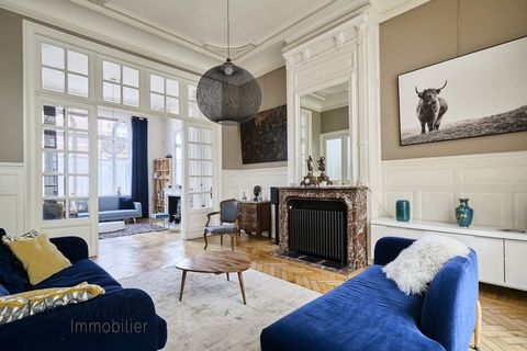 Lille Vauban, It was love at first sight with this architectural gem. In a sought-after and family area, you will find this magnificent bourgeois house of character of 350 m2, completely renovated and having kept the charm of the old with its mouldin...