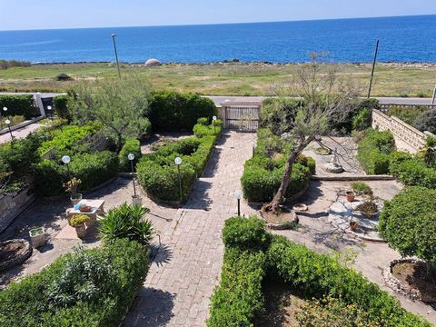 TARANTO - SALENTINA COAST We offer for sale between Porto Pirrone and Baia D'Argento in the splendid Salento coast, a semi-detached villa with double independent access and splendid sea view. The villa consists of two real estate units both consistin...