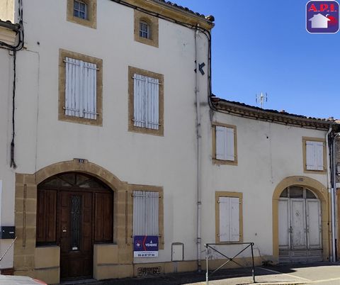TOWNHOUSE WITH GARDEN!!! Located in the pretty town of Martres Tolosane, in the heart of the village... Come and discover this large town house of approximately 152m² with garden consisting of a living room with separate kitchen, five bedrooms includ...