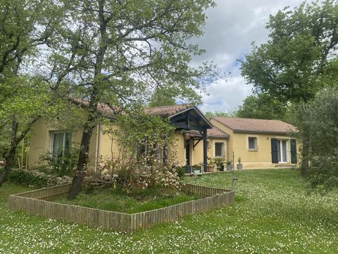 On a plot of 3000 m², in a highly sought-after location between Souillac and Gourdon, not far from shops, train station and motorway access, this attractive bungalow offers around 160 m² of living space. The house comprises a large, very bright 50 m²...