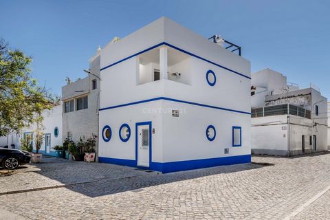 This 2 bedrooms house is located in the heart of downtown and the historic area of Olhão, less than 400 meters from the famous Olhão Markets, Nova Marina, Porto de Recreio, and a wide selection of restaurants. With direct access to the water taxi ter...