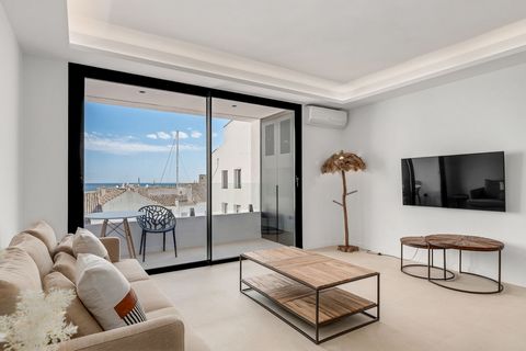 Modern & Elegant 2 Bedroom, 2 bathroom apartment in the heart of Puerto Banus The apartment has been fully renovated and completed in August 2023, it is composed of 2 bedrooms, 2 bathrooms, a fully fitted brand new open-style kitchen with a large liv...