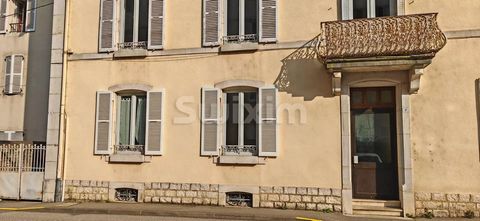 REF 18672 FB - Great opportunity in DOLE: 150m from Place Grévy, on the ground floor of a small, quiet condominium. Come and discover the potential of this pleasant 80 m² T3. It currently offers: entrance, separate kitchen, living room, 2 beautiful b...