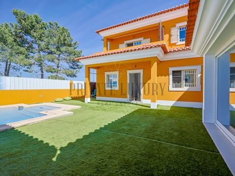 Located just 3 minutes from the motorway access to Lisbon and from the Fertagus train station, at Quinta do Anjo in Palmela, this interesting 4 bedroom villa with pool is the perfect opportunity to live in the tranquillity of the countryside just 30 ...