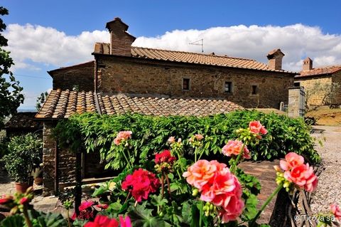 2002I -Toscane - Cortona - Ticova Immobiliare offre une partie d’une ancienne maison rustique dans une position panoramique près de Cortona. La vue exceptionnelle, l’authenticité et le calme font de cette propriété vraiment parfaite pour passer vos v...