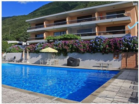Very nice family-friendly, fully furnished holiday apartment measuring 82 square meters, with 2 bedrooms, bathroom, guest toilet, kitchen and balcony with a fantastic lake view, ideal for 2-4 people. Parking, large pool, barbecue area, grotto, pergol...